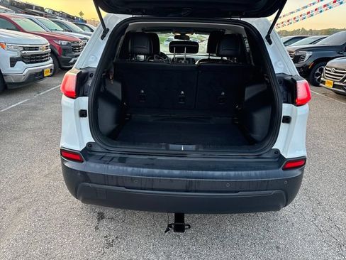 Used 2019 Jeep Cherokee Latitude Plus AWD/4WD image 22
