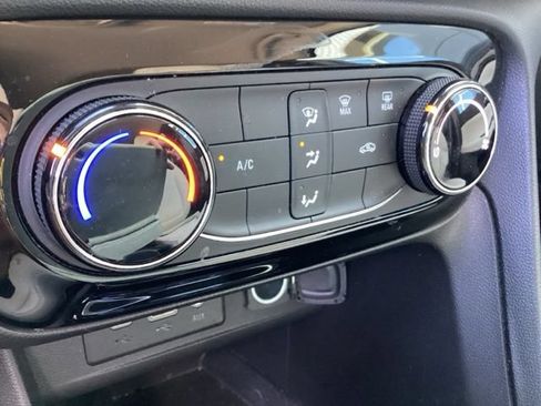 Used 2022 Buick Encore GX Preferred w/ Sport Touring Package FWD image 28