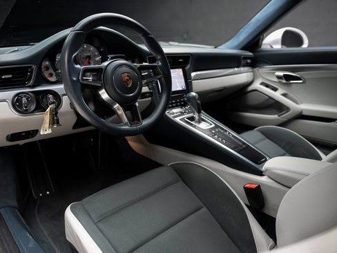 Used 2018 Porsche 911 Carrera RWD image 2