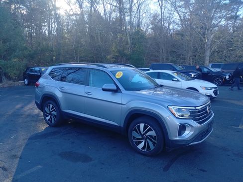 Used 2024 Volkswagen Atlas SE image 1