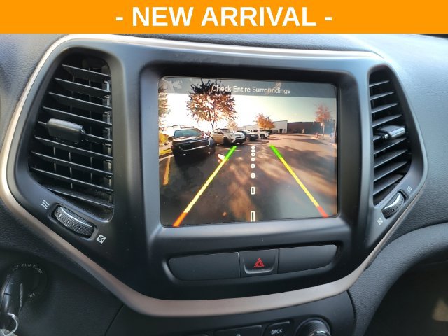 Used 2017 Jeep Cherokee Latitude w/ Cold Weather Group FWD image 10