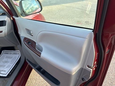 Used 2013 Toyota Sienna XLE image 18