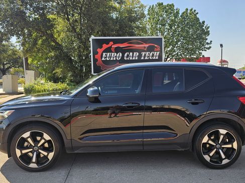 Used 2019 Volvo XC40 T5 Momentum image 2