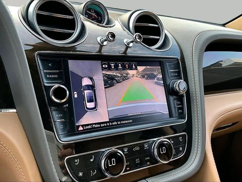 Used 2017 Bentley Bentayga AWD/4WD image 31