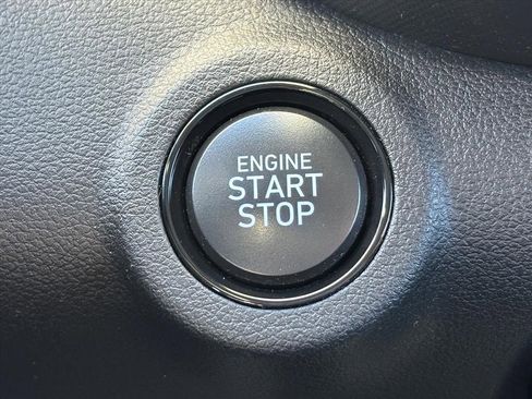 Used 2025 Hyundai Venue SEL image 17