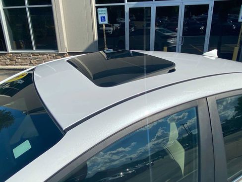Used 2017 Hyundai Elantra Limited w/ Limited Tech Package 04 FWD image 6