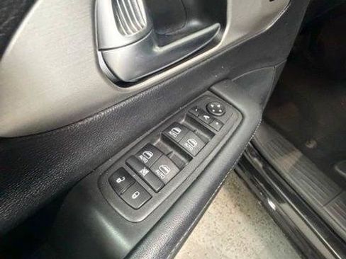 Certified 2024 Chrysler Pacifica Premium FWD image 25