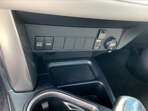 Used 2018 Toyota RAV4 XLE FWD image 31