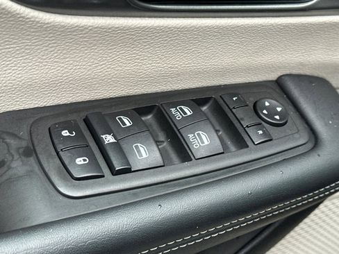 Used 2024 Chrysler Pacifica Touring-L image 11