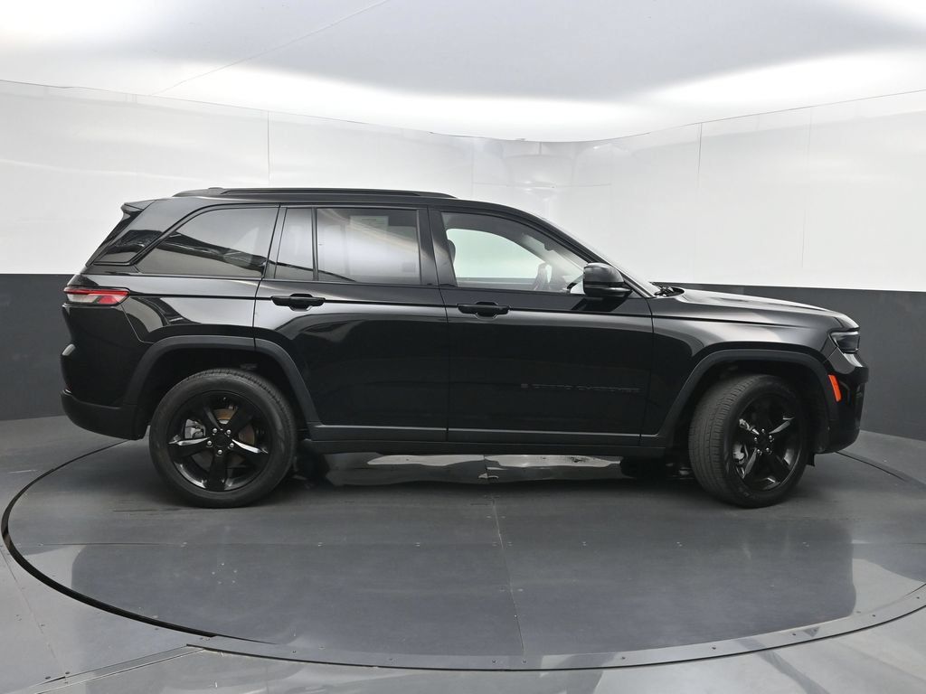 Used 2023 Jeep Grand Cherokee Limited w/ Black Appearance Package AWD/4WD image 46