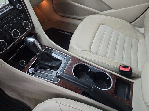 Used 2013 Volkswagen Passat 2.5 SEL Premium image 24