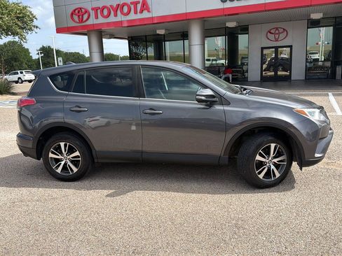 Used 2018 Toyota RAV4 XLE AWD/4WD image 2