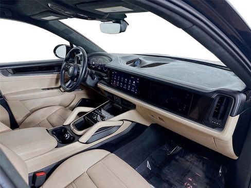 Used 2025 Porsche Cayenne Turbo AWD/4WD image 26