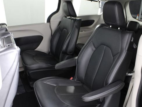 Used 2018 Chrysler Pacifica Limited w/ Advanced Safetytec Group FWD image 20