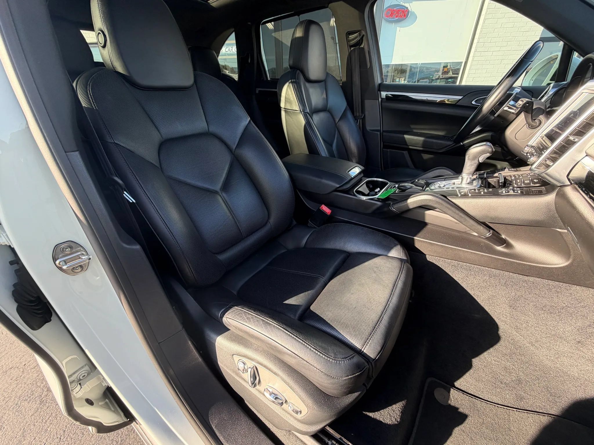 Used 2018 Porsche Cayenne AWD/4WD image 13