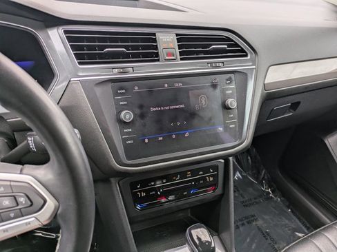 Used 2022 Volkswagen Tiguan SE FWD image 12