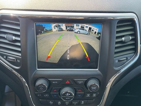 Used 2018 Jeep Grand Cherokee Altitude AWD/4WD image 18
