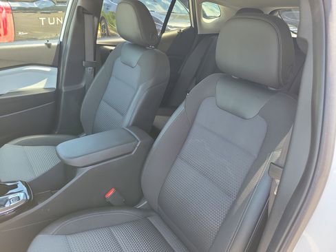 Used 2025 Chevrolet Trax LT FWD image 17