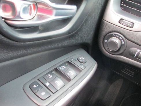 Used 2021 Jeep Cherokee Latitude AWD/4WD image 21