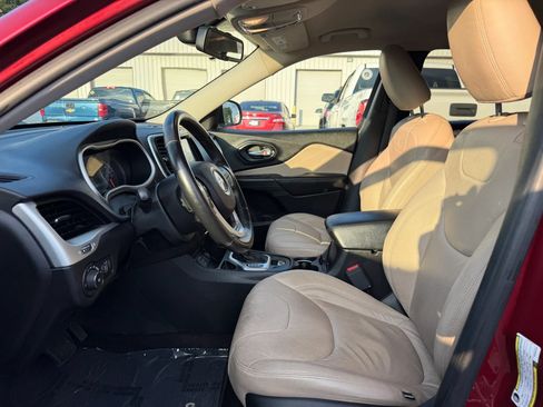 Used 2017 Jeep Cherokee Latitude w/ Comfort & Sound Group FWD image 2