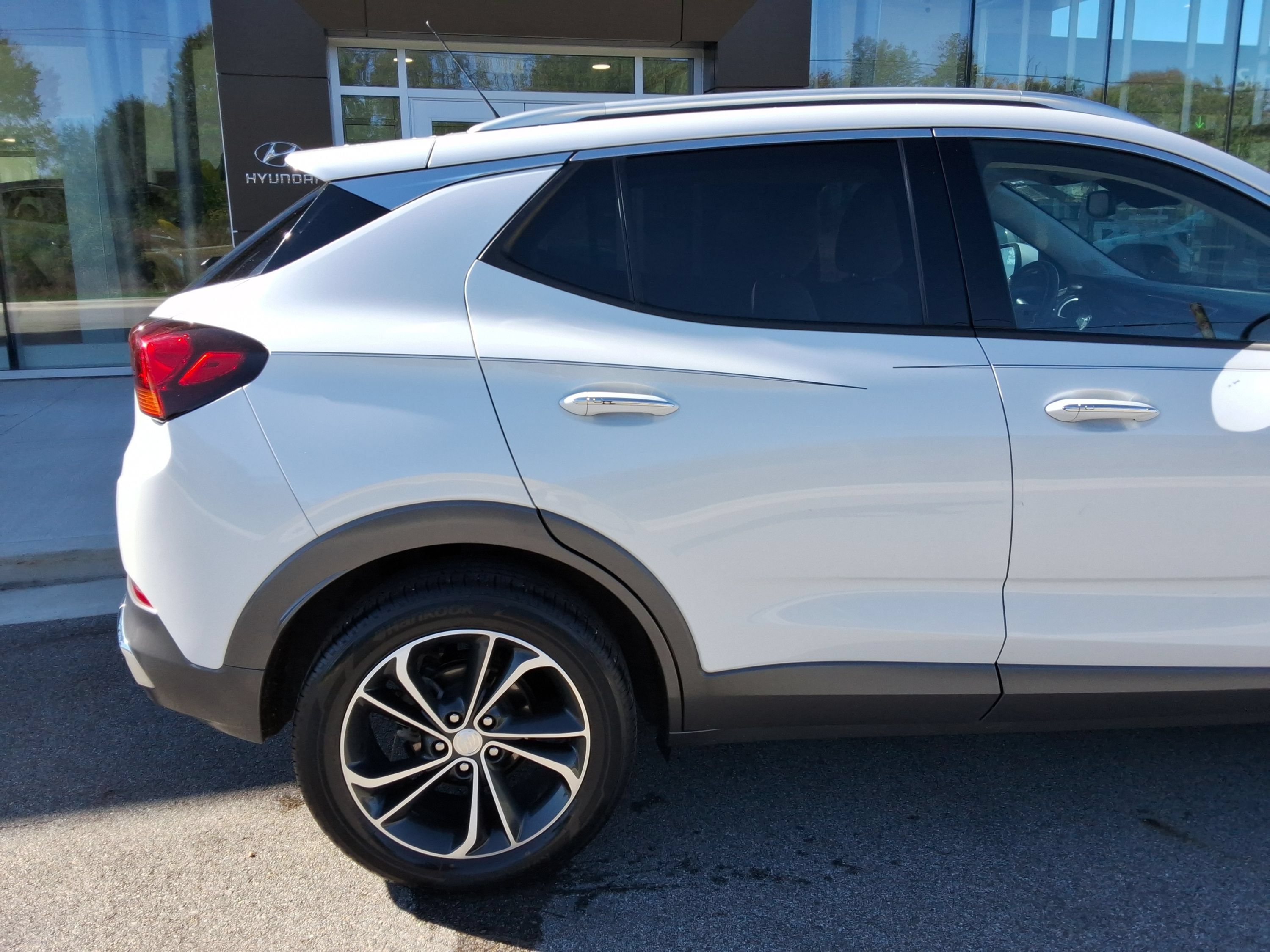 Used 2021 Buick Encore GX Essence AWD/4WD image 21