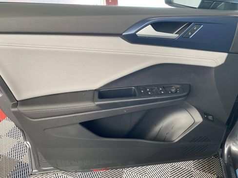 Used 2024 Volkswagen Taos SE image 18