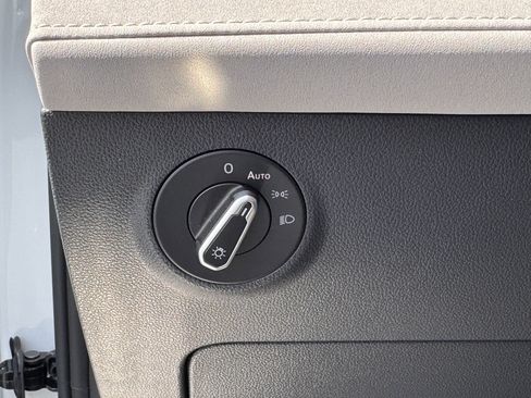 Used 2025 Volkswagen Taos SE FWD image 29