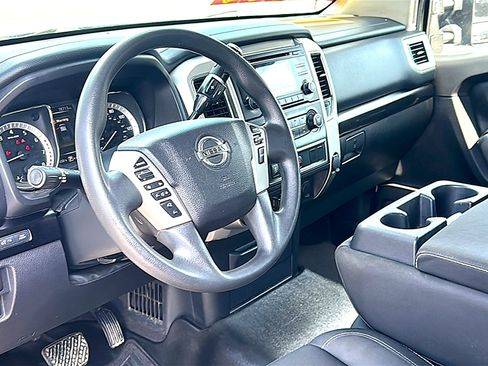 Used 2017 Nissan Titan SV w/ Heavy Duty GAWR Package AWD/4WD image 12
