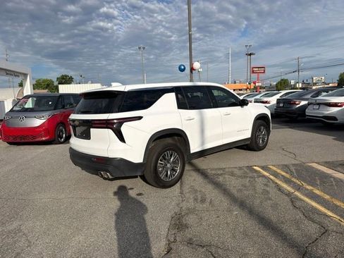 Used 2024 Chevrolet Traverse LS FWD image 5