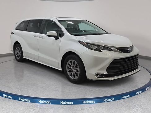Used 2024 Toyota Sienna XLE FWD image 3