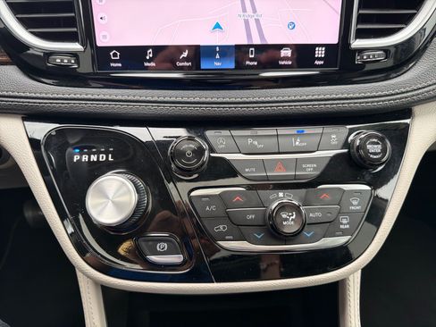 Used 2024 Chrysler Pacifica Limited FWD image 20