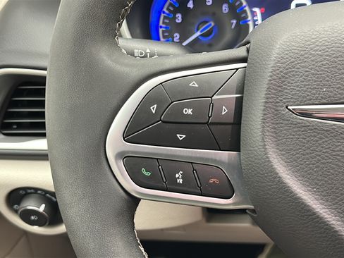 Used 2024 Chrysler Pacifica Touring-L FWD image 20