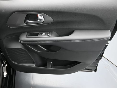 New 2026 Chrysler Pacifica Select image 17