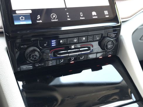 Used 2021 Jeep Grand Cherokee L Summit w/ Luxury Tech Group V image 18