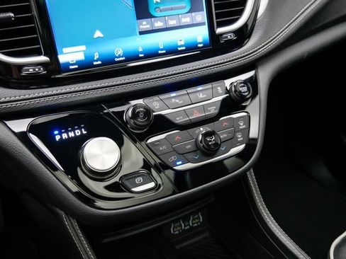 Used 2025 Chrysler Pacifica Limited FWD image 32