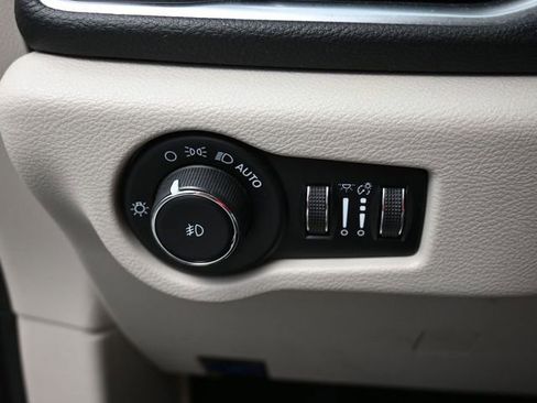 Used 2023 Chrysler Pacifica Limited image 42