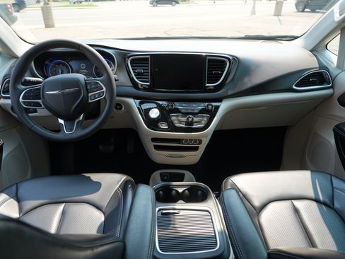 Used 2023 Chrysler Pacifica Touring-L FWD image 25
