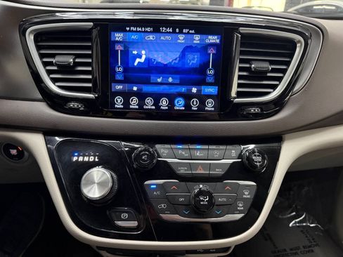 Used 2017 Chrysler Pacifica Touring-L Plus w/ Advanced Safetytec Group FWD image 26