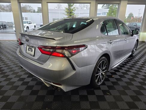 Used 2024 Toyota Camry SE image 3