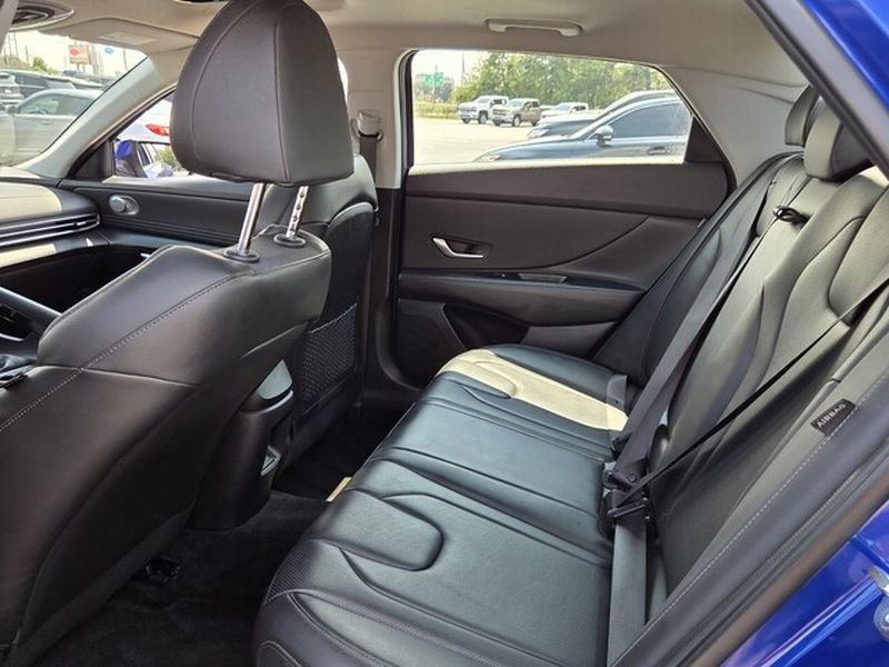 Used 2025 Hyundai Elantra Limited FWD image 11