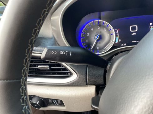 Used 2023 Chrysler Pacifica Touring-L FWD image 23