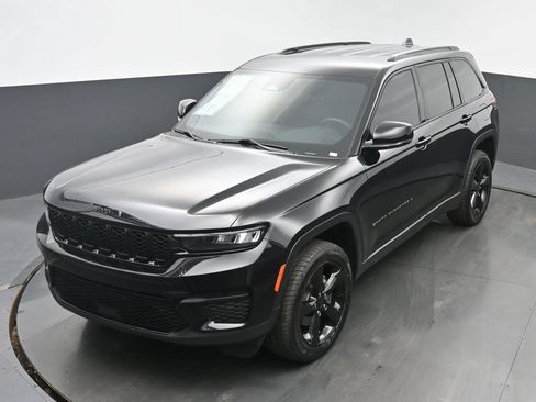 Used 2023 Jeep Grand Cherokee Altitude AWD/4WD image 35
