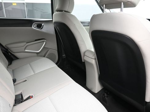 Used 2020 Kia Soul LX FWD image 24