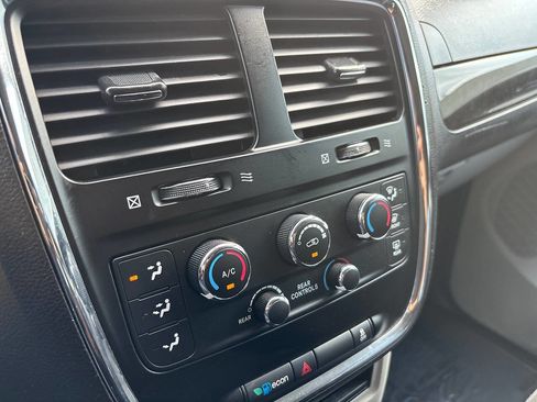 Used 2018 Dodge Grand Caravan SE w/ UConnect Hands-Free Group image 26