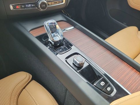 Used 2023 Volvo XC60 B5 Ultimate w/ Protection Package Premier image 33