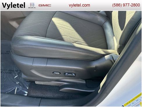 Certified 2022 Chevrolet Trax LT w/ LT Convenience Package image 18