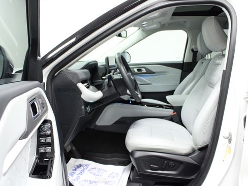 Used 2025 Ford Explorer Platinum w/ Ultimate Package image 12