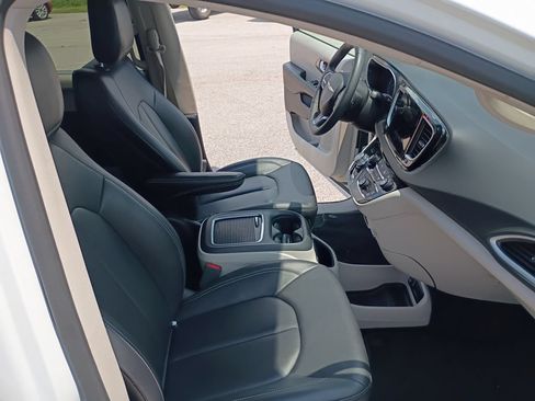 Used 2024 Chrysler Pacifica Touring-L FWD image 41