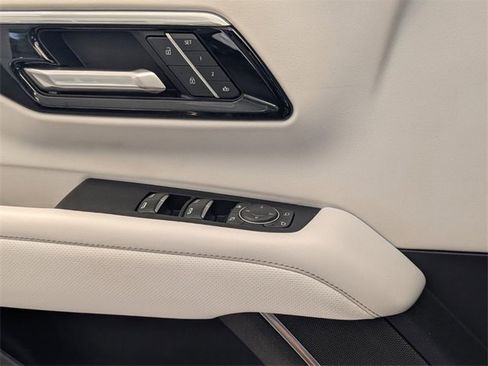 Certified 2025 Chevrolet Suburban Premier image 25