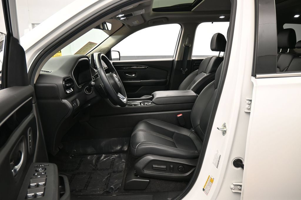 Used 2025 Honda Pilot Touring image 11